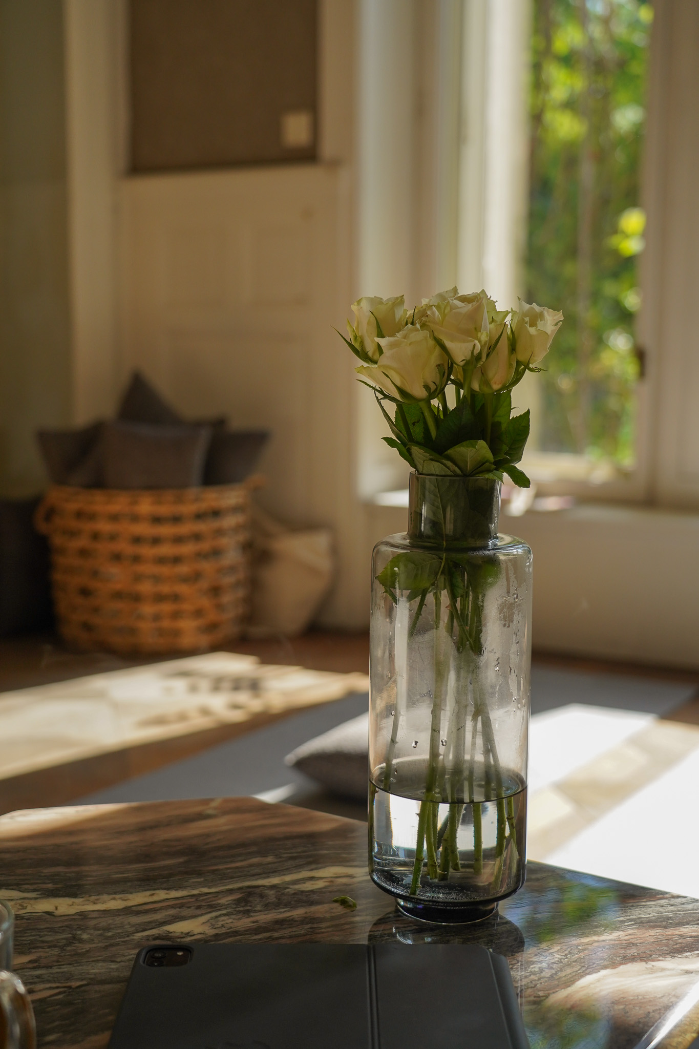 Weiße Rosen, die auf einem Marmortisch stehen 