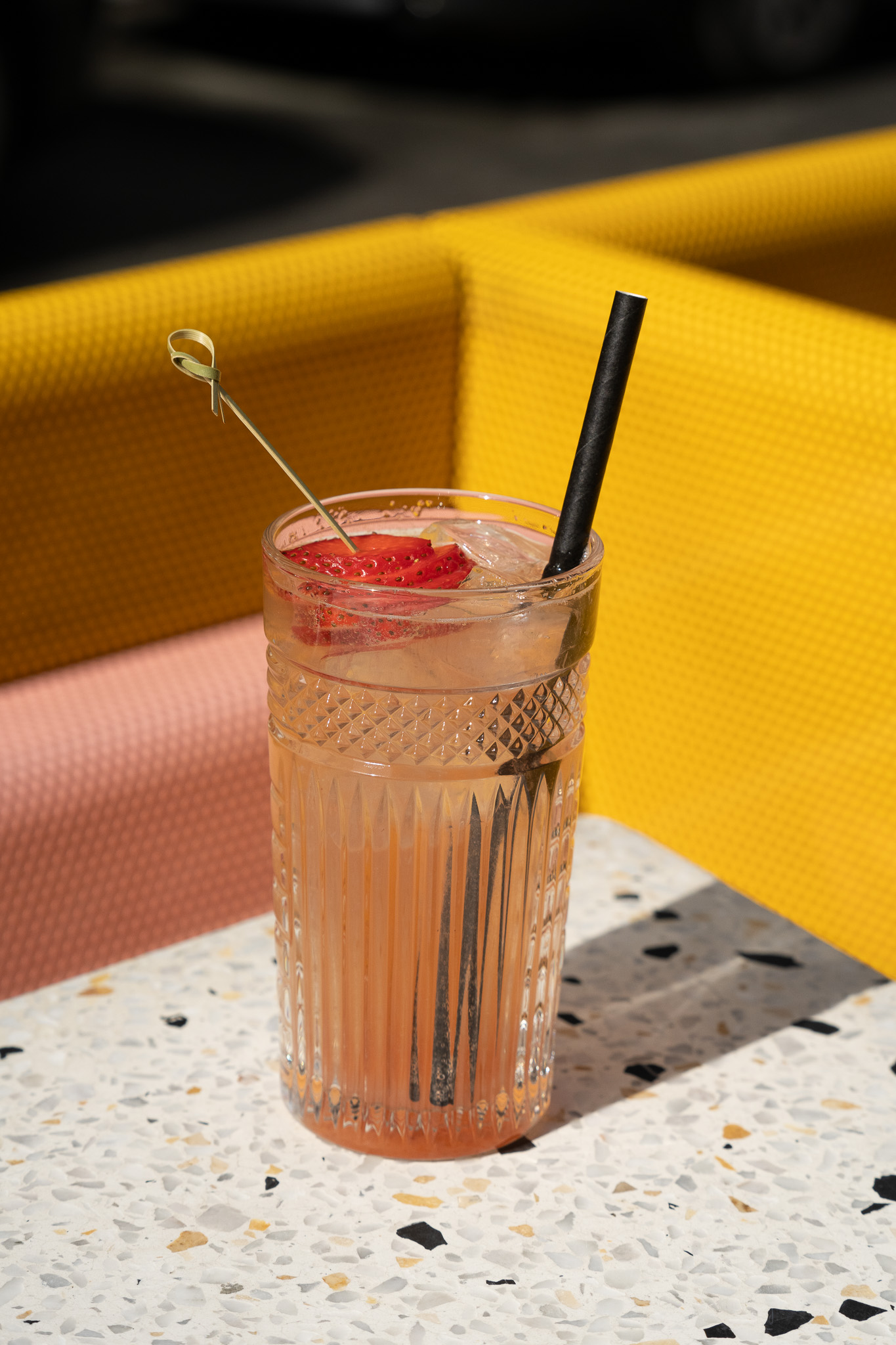 Bild von einer Erdbeerlimonade in einem Glas mit einer Erdbeere drinnen